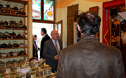 P   rezident Slovenskej republiky  Ivan Gašparovič  sa vo štvrtok 3. 2. 2011 zastavil na čaj v Čajovni dobrých ľudí v Nitre.
