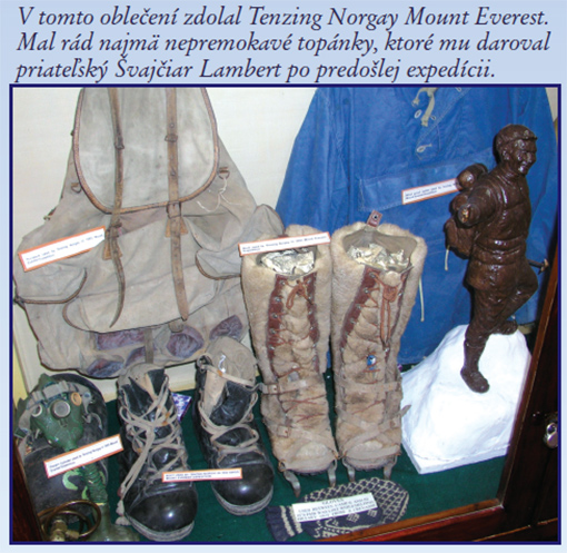 Keď Edmund Hillary a Šerpa Tenzing Norgay vystúpili 29. mája 1953 ako prví ľudia tejto planéty na vrchol Mount Everestu bol práve spln a hviezdy i bohovia boli tomuto odvážnemu činu naklonení. Šerpa Tenzing Norgay prežil svoj bohatý a veľmi zaujímavý život v Dárdžilingu, v himalájskej mekke čaju, v malom horskom meste na severe Indie, ktoré vlastne nebolo nikdy indické. Šerpa Tenzing Norgay sa stal po svojom slávnom prvovýstupe národným hrdinom v pravom slova zmysle a pre niektorých veriacich bol dokonca bohom, prevtelením samotného Šivu, pretože len bohovia mohli stáť na vrcholkoch hôr. A tak zástupy pútnikov prúdili k jeho domu nazvanom Ghang-la (Snežný priesmyk), ktorý si v Dárdžilingu za pomoci Šerpov postavil. Tu dnes žije so svojou manželkou Sonam a tromi dcérami i jeho syn Jamling Tenzing Norgay, ktorý vystúpil na Mount Everest, aby sa dotkol duše svojho nadmieru slávneho, no veľmi prísneho otca.   Jamling Tenzing Norgay nám bol pri našom pobyte v Dárdžilingu veľmi nápomocný a pri návšteve v jeho povestnom dome Ghang-la sme mu kládli mnoho otázok, aby sme priblížili život mužov, ktorých duše sú spojené s najvyššou horou sveta, aj k nám do krajiny pod Tatrami.  Snom a cieľom mnohých Šerpov je vystúpiť na Mount Everest. Nazývajú ho po šerpsky Čomolungma, Bohyňa matka sveta, a hovoria, že patrí bohyni Miolangsangme. Zjavne to nie je pre nich len najvyššia hora sveta... Nie, nie. Aj keď je pravda, že 99% Šerpov vystupuje na Mount Everest v prvom rade kvôli živobytiu. Ako horskí nosiči a sprievodcovia si vedia zarobiť veľmi slušné peniaze. No hory majú Šerpovia v hlbokej úcte. Uctievajú všetky hory. Rešpektujú ich, pretože ich považujú za miesta, kde žijú bohovia. Pred každým výstupom zvykneme robiť obetný rituál nazývaný pudža, aby nám bohovia dali povolenie stúpať nahor. Pred mojím výstupom na Mount Everest, ktorý sprevádzali veľmi nepriaznivé predpovede vysokých lámov, nám rinpočhe Chatral a Geše radili, aby sme rozžali 25 000 olejových lámp okolo veľkej budhistickej stupy Bódhanath neďaleko Káthmandú. Stalo sa tak, a ja cítil som, že bohovia hľadia na našu obeť priaznivo.  Vystúpili ste na Mount Everest po tej istej ceste ako váš otec? Väčšina horolezcov používa tú cestu, po ktorej môj otec spolu s Edmundom Hillarym vystúpili až na vrchol. Je to v podstate jednoduchá cesta. Nie je ľahká, ale dobre schodná, ak sú okolnosti priaznivé. Výstup na Everest však vôbec nie je ľahký. Mnoho ľudí pri ňom každoročne zahynie. V čase môjho výstupu v roku 1996 kvôli snehovej búrke, slabým skúsenostiam a výstupovým chybám prišlo za jeden deň o život 12 ľudí. Ich mŕtve telá sme míňali pri ceste nahor, keď sa po pár dňoch počasie umúdrilo a hora bola ochotná prijať ďalších pútnikov. Aj o tom sa píše v mojej knihe. Tento príbeh zachytila na filmový pás americká spoločnosť Imax, ktorá ma vlastne vyzvala, aby som ako zástupca vedúceho expedície vystúpil na Mount Everest v šľapajach môjho otca a dostal na vrchol i obrovskú kameru, ktorou sa natočil prvý širokometrážny film o najvyššej hore sveta a o úsilí ľudí vystúpiť na ňu. Podarilo sa to.  V Dárdžilingu sme stretli veľa Šerpov a všetci sa hrdo hlásili k svojej národnosti. Povedzte nám, prosím, niečo viac o Šerpoch, pretože v našej krajine veľa ľudí rozumie pod slovom šerpa jednoducho nosiča, alebo horského vodcu. Vo všetkých knihách a filmoch o Himalájach hovorí o tom, ako si horolezci na výstup najímali šerpov. Slovo šer- pa znamená v našej reči Ľudia z východu. Svoj pôvod majú Šerpovia v Tibete. Asi pred 400 rokmi prešli naši predkovia priesmykom Nangpa La, ktorý pretína Himaláje západne od Mount Everestu vo výške 6000 m. Dostali sa do Nepálu, na územie Solo Khumbu, kde sa usadili, a ktoré sa stalo ich domovinou. Šerpovia sú etnikom, ktoré má vlastné územie a vlastnú reč. Šerpovia nemajú však svoje písmo a tak píšu po tibetsky. Šerpovia sú väčšinou farmármi. Na južných svahoch úpätia Mount Everestu pasú kozy a pestujú jednoduché plodiny vhodné na svoju obživu, predovšetkým zemiaky. Na niektorých miestach v horách nerastie vôbec nič iné, iba zemiaky. Žijú totiž v nadmorských výškach nad 4700 m. Mnohí Šerpovia sa živia aj obchodovaním s Tibetom. Používajú starú obchodnú cestu, cez priesmyk Nangpa La, po ktorej prišli do Nepálu aj ich predkovia. Na chrbtoch jakov vozia soľ, striebro, hodváb, čaj a ďalší tovar zaujímavý pre obe strany. Odkedy sa horolezci snažia zdolávať himalájske osemtisícovky, teda od začiatku 20. storočia, sa mnohí Šerpovia živia počas sezóny aj ako horskí nosiči a hlavne ako horskí vodcovia. Horolezci im dávajú prednosť pred Nepálcami a inými etnikami, pretože sú inteligentní, cieľavedomí, napriek nízkemu vzrastu fyzicky veľmi zdatní a veľmi odolní voči horskej chorobe. Chodiť po horách je pre Šerpov prirodzené. A ani v ťažkých chvíľach nehodia náklad na zem a neodídu domov, ako sa to niekedy stáva u iných jednoduchých nosičov, ktorí sa označujú slovom kuli. Šerpskí horskí nosiči v Slol Khumbu väčšinou žijú ako farmári a iba na jar, v čase výstupov sa nechajú najímať, pretože tak za dva mesiace sú schopní zarobiť 2 500 dolárov. To sú v Nepále veľké peniaze. Za celý rok práce na farme získajú maximálne 600 dolárov. A to je veľký rozdiel. No riziko je pri výstupoch veľké. Šerpovia pracujú vo vysokých nadmorských výškach v ťažkých podmienkach. Budujú výstupové trasy absolvujú ich s nákladmi mnohokrát už predtým, ako po nich vystúpia horolezci. Na rozdiel od Tibeťanov sú však fyzicky oveľa zdatnejší.