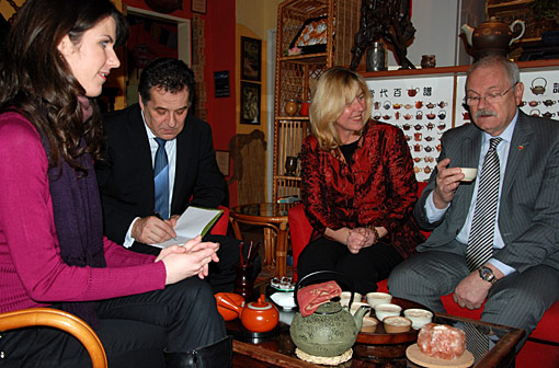 Prezident Slovenskej republiky  Ivan Gašparovič  sa vo štvrtok 3. 2. 2011 zastavil na čaj v Čajovni dobrých ľudí v Nitre.