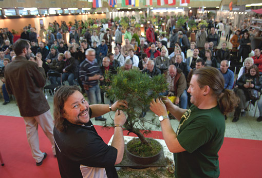 Milí priatelia bonsajisti a suisekisti, milí vystavovatelia  BONSAI CENTRUM NITRA  Vás srdečne pozýva na  14. ročník medzinárodnej výstavy bonsajov, suiseki a čaju BONSAI SLOVAKIA 2011 14. - 17. apríla 2011  Výstavisko Agropkomplex Nitra, pavilón C  Čím je teplejšie a slnečnejšie, tým sa nám čas výstavy Bonsai Slovakia 2011 viac blíži. Budeme radi, ak budete vystavovať svoje s láskou pestované bonsaje a tvorivé suiseki plné Vašej fantázie. Prezentujte sa na tejto zaujímavej výstave, ktorú už 14 rokov organizujeme pre Vás.  V prílohe nájdete vystavovateľské formuláre.  Mnohí z Vás ich dostali i poštou. Prihlásenie poštou, faxom alebo mailom je rovnocenné.   Pozor - malá zmena - galevečer pre vystavovateľov bonsajov a suiseki sa bude konať v sobotu 16. 4. 2011 o 19,00 (teda nie v piatok) Presný program výstavy Vám ešte pošleme.  V prílohe nájdete i prihlášku na workshop s Corinom Tomlinsonom. Odporúčame využiť túto jedinečnú príležitosť. Workshop Vám prináša Nitrianska bonsajová škola a jeho cena je veľmi zaujímavá! Ak sa chcete na workshop záväzne prihlásiť, vyplňte prosím prihlášku a pošlite nám ju obratom na mail: bonsai@e-bonsai.sk alebo tea@e-tea.sk   Ako motiváciu pre vystavovateľov sme pripravili zaujímavé ceny: