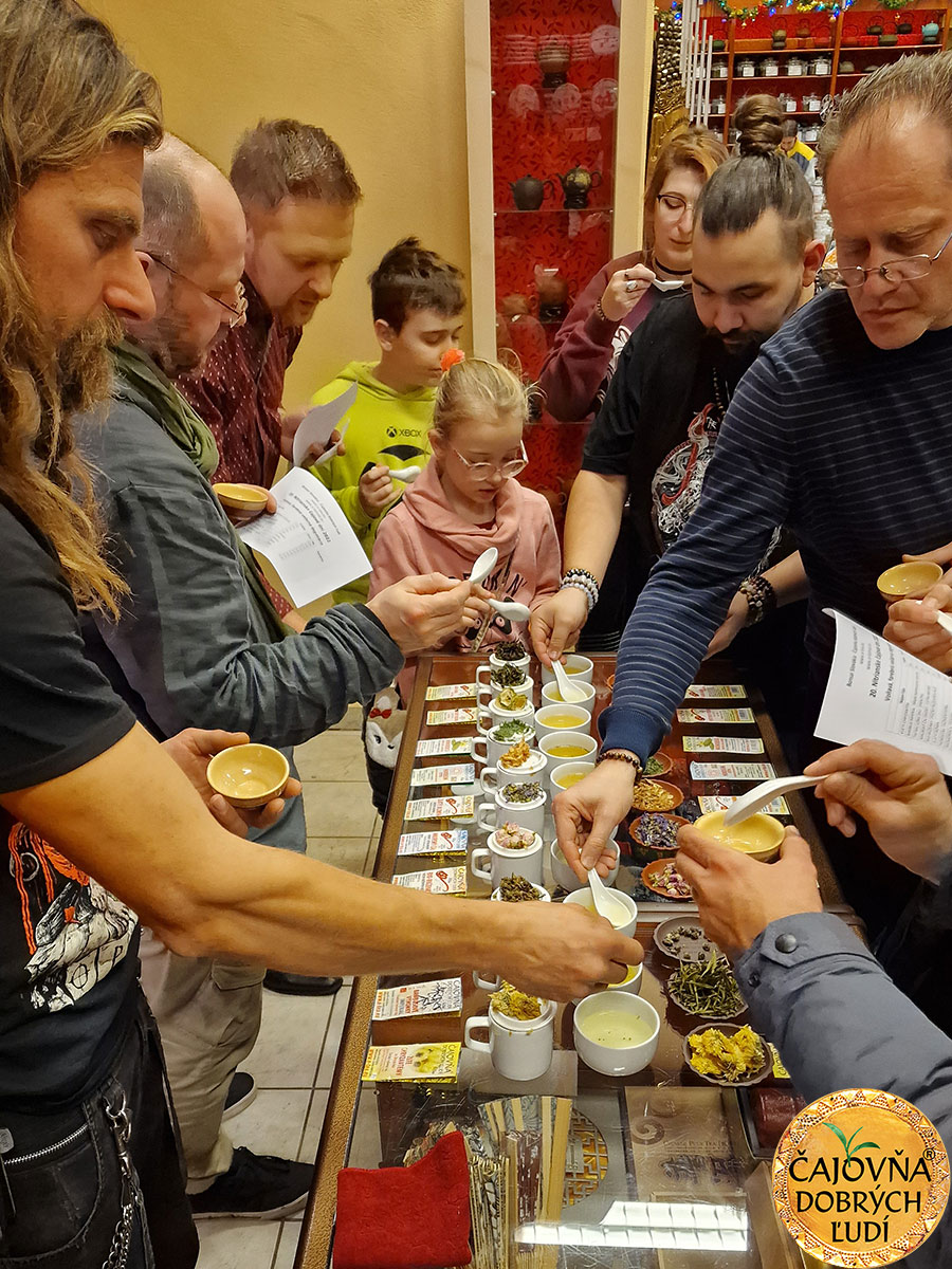 AJ KVETY VEDIA LIEČIŤ... VOŇAVÁ, FAREBNÁ A ZDRAVÁ VEČERNÁ DEGUSTÁCIA: ČÍNA: KVETY CHRYZANTÉM BAMBUS IMPERIAL - Mladé bambusové výhonky TAI-MU LONG ZHU - ZHEN ZHU IRÁN: MAURSKÝ ČAJ DIVOKÝ - EXTRA MODRÝ BIO-RUŽENKY - PÚČIKY RUŽOVÝCH RUŽÍ PAKISTAN: ZLATÝ JAZ