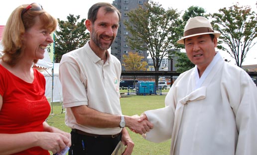 Na svetovom festivale čaju O-CHA v Šizuoke sme sa stretli s mnohými zaujímavými ľuďmi. Patril k nim rozhodne i Jin Su Lee, prezident podujatia 11 th International Wu-Wo Tea Ceremony, Korea.