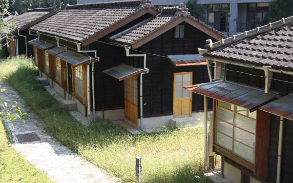Bývalé ubytovne japonských pestovateľov čaju
