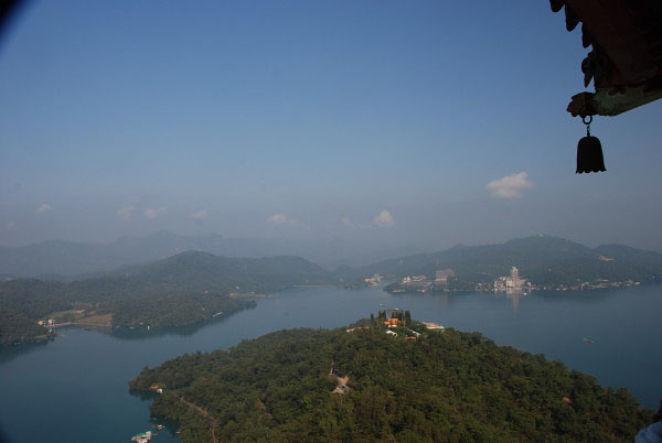 Pohľad na čajové plantáže ponad jazero