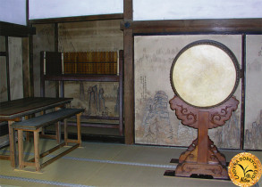 Skromný drevený interiér hlavnej budovy kláštora Rjóandži.