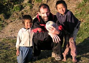 Nepálske deti žijúce aj vo výške 3000 m radi a vlastne stále hrajú futbal. 