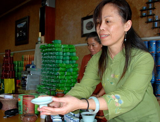 Taiwan, degustácia čajovu jedného z producentov čaju v pohorí Alishan